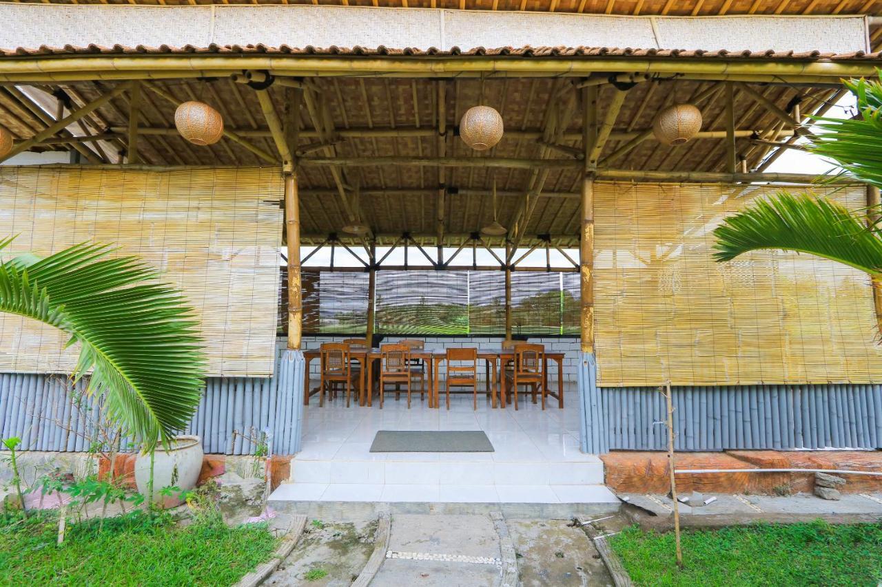 Spot On 2431 Azizah Homestay Banyuwangi  Exterior foto